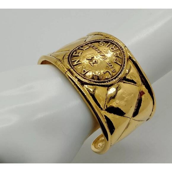 Chanel 'quilted' gilt metal cuff, circa  -1990 - Picture 8 of 8